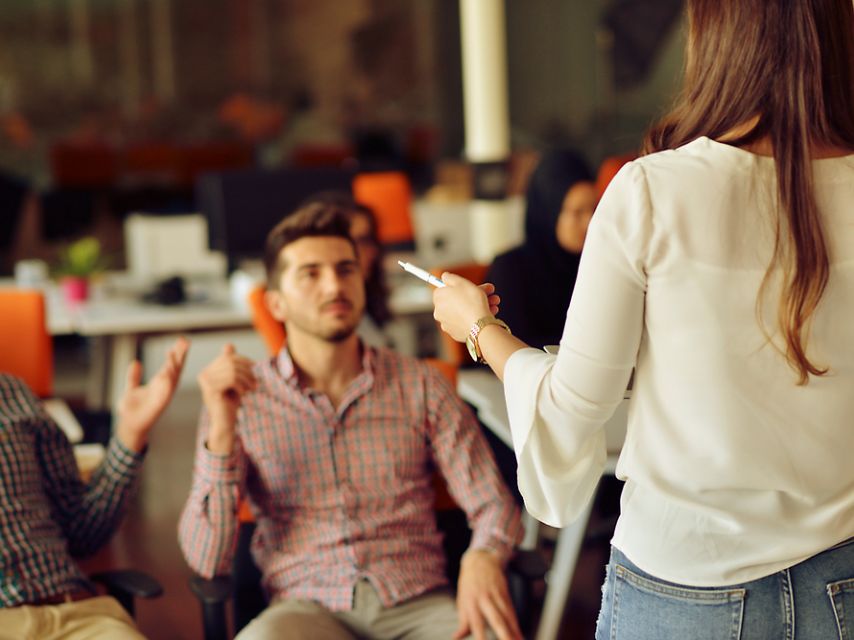 Por que o gerente de loja não deve comparar os vendedores?