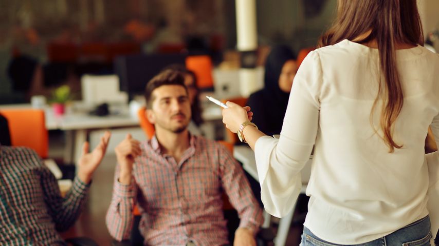 Por que o gerente de loja não deve comparar os vendedores?