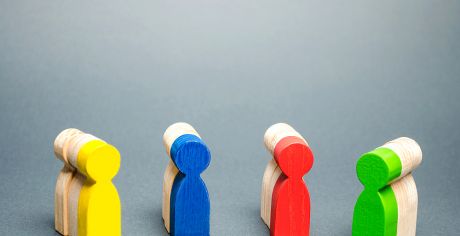 imagem de quatro bonecos